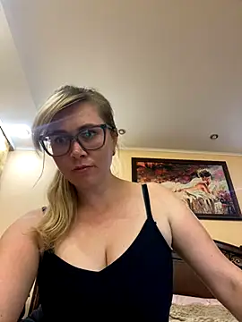 Crystal00Girl online show from 7, 10, 2025