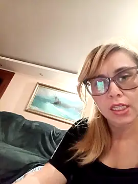 Crystal00Girl online show from 13, 10, 2025