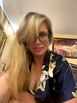 Crystal00Girl online show from 19, 10, 2025