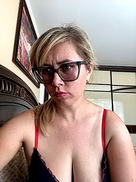Crystal00Girl online show from 13, 9, 2025