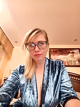 Crystal00Girl online show from 16, 10, 2025