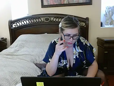 Crystal00Girl online show from 14, 11, 2025