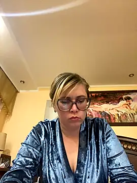 Crystal00Girl online show from 18, 10, 2025