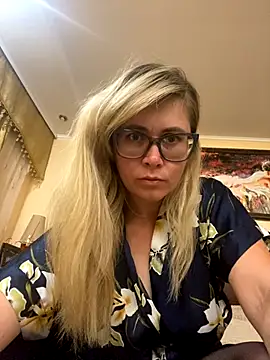 Crystal00Girl online show from 9, 9, 2025