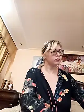 Crystal00Girl online show from 20, 10, 2025