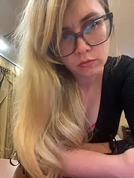 Crystal00Girl online show from 17, 10, 2025