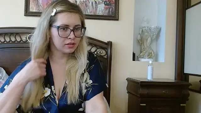 Crystal00Girl online show from 9, 11, 2025