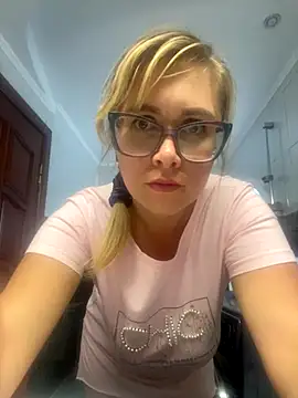 Crystal00Girl online show from 19, 9, 2025