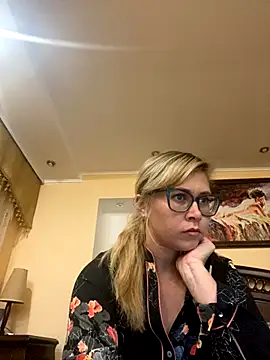 Crystal00Girl online show from 20, 9, 2025