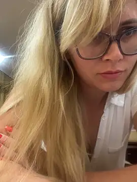 Crystal00Girl online show from 12, 10, 2025