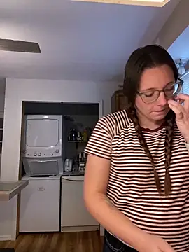 Mommasaurrex online show from 1, 11, 2025