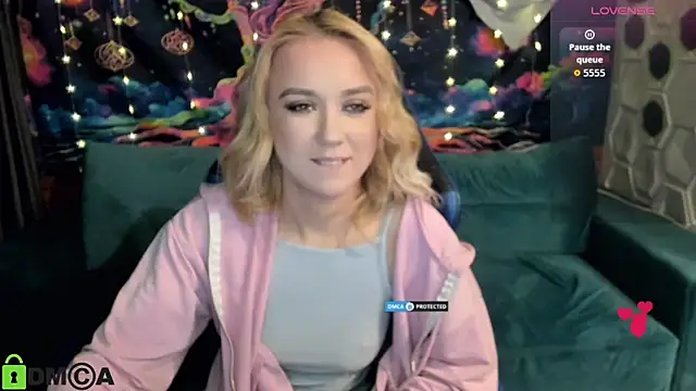 Snapshot of CrystalGirl99 chatting on 21, 12, 2025 CrystalGirl99 online show from 21, 12, 2025