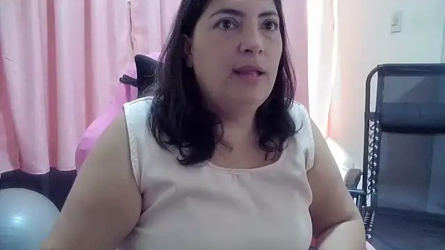 Snapshot of lina_maria99 chatting on 2, 6, 2026 lina maria99 online show from 2, 6, 2026