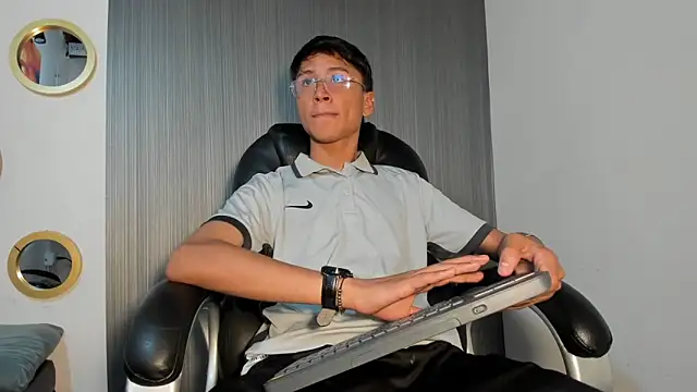 Snapshot of Daddy_Darcks chatting on 15, 10, 2025 Daddy Darcks online show from 15, 10, 2025