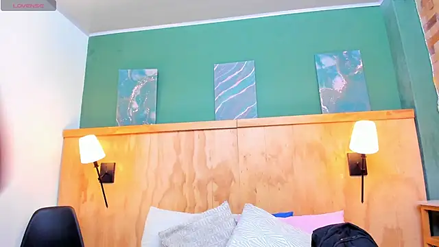 halleylorens online show from 21, 4, 2026