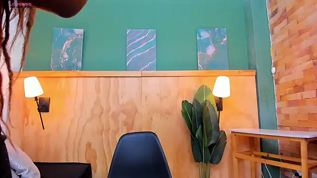 halleylorens online show from 17, 4, 2026