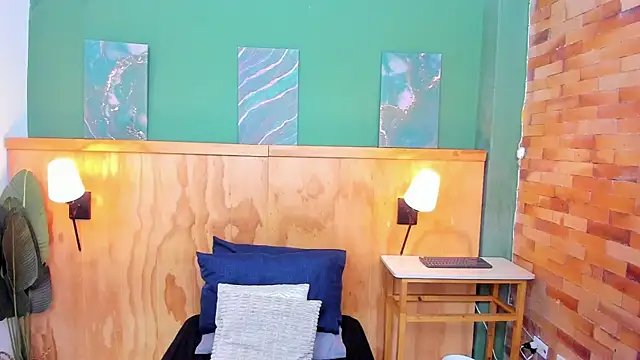 halleylorens online show from 7, 4, 2026