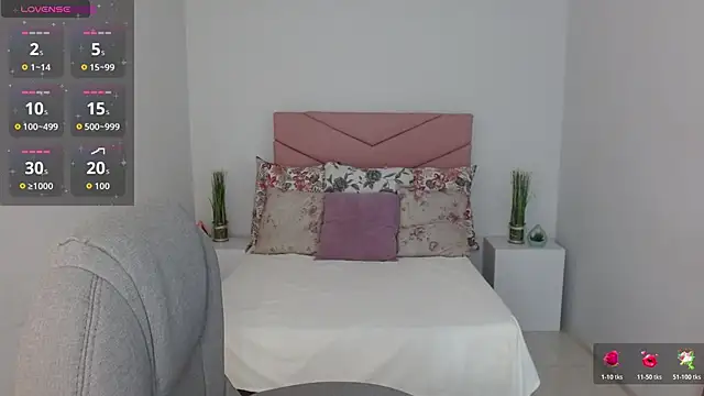 Snapshot of SarayVega_ chatting on 30, 10, 2025 SarayVega online show from 30, 10, 2025