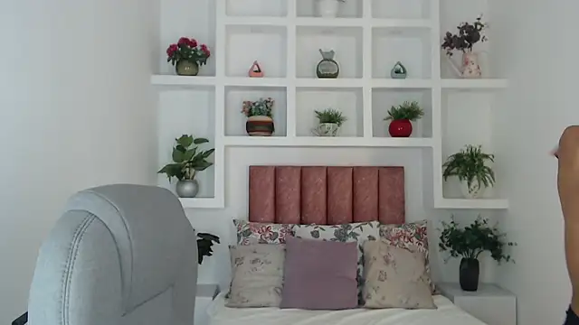 Snapshot of SarayVega_ chatting on 19, 11, 2025 SarayVega online show from 19, 11, 2025