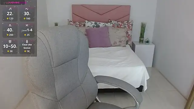 Snapshot of SarayVega_ chatting on 25, 10, 2025 SarayVega online show from 25, 10, 2025