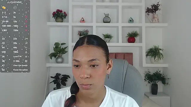 Snapshot of SarayVega_ chatting on 25, 11, 2025 SarayVega online show from 25, 11, 2025