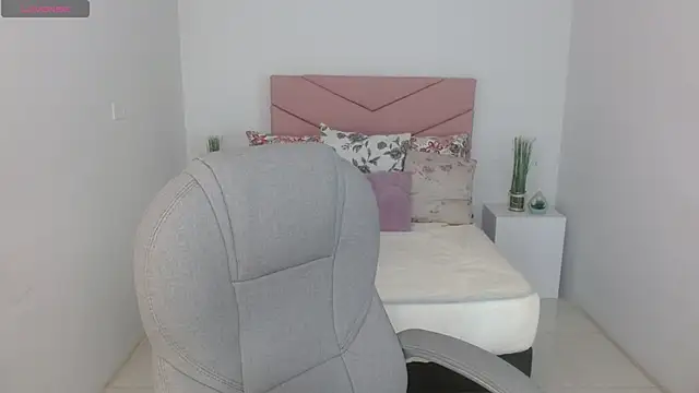 Snapshot of SarayVega_ chatting on 24, 10, 2025 SarayVega online show from 24, 10, 2025