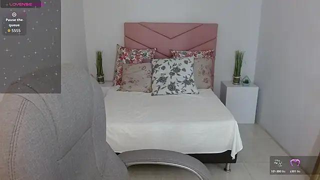 Snapshot of SarayVega_ chatting on 6, 11, 2025 SarayVega online show from 6, 11, 2025