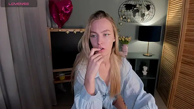 Snapshot of mishapallmer chatting on 14, 10, 2025 mishapallmer online show from 14, 10, 2025