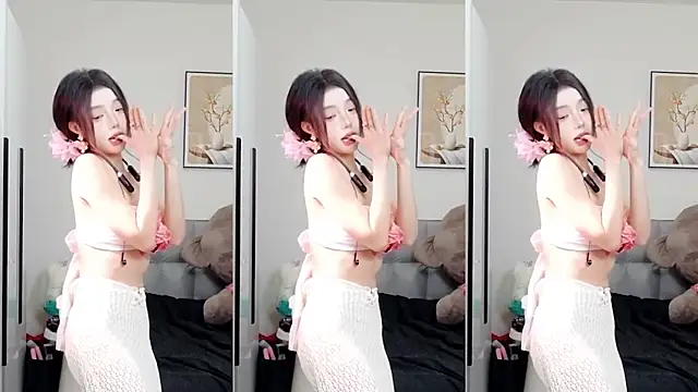 Snapshot of Flower_hua chatting on 18, 10, 2025 Flower hua online show from 18, 10, 2025