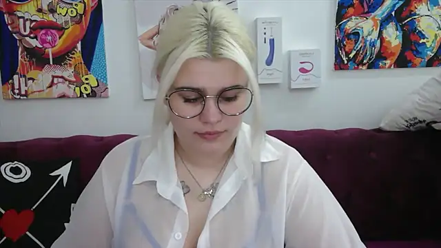 Amber Monro online show from 6, 10, 2025