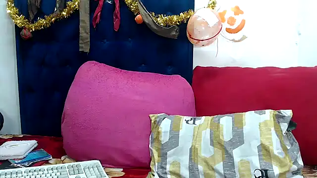 BUNNYCHOWX28 online show from 18, 12, 2025