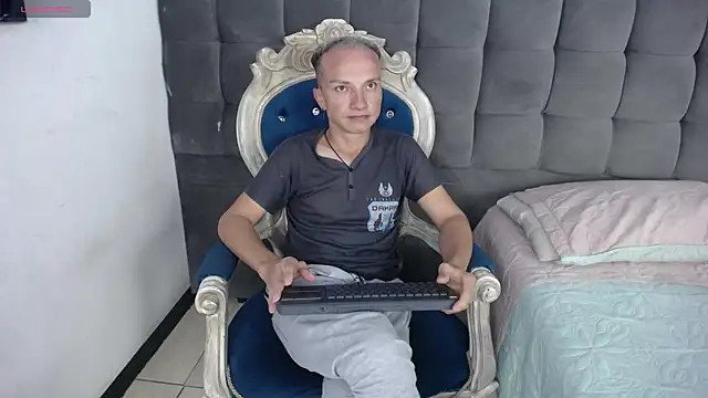 Snapshot of DaddyPoweer chatting on 10, 10, 2025 DaddyPoweer online show from 10, 10, 2025