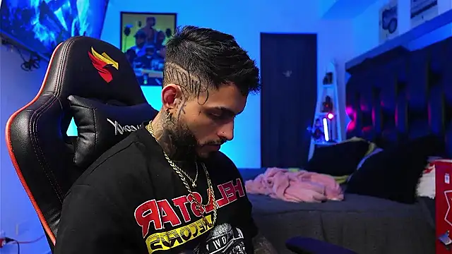 Snapshot of logan_hugh8 chatting on 15, 1, 2026 logan hugh8 online show from 15, 1, 2026