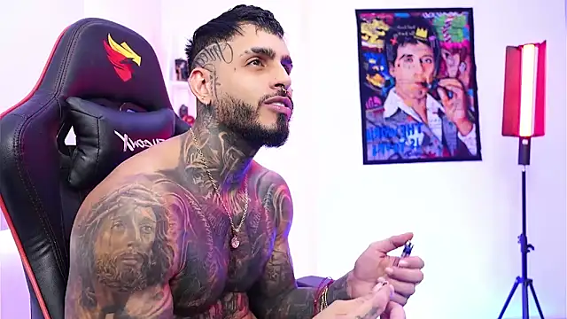 Snapshot of logan_hugh8 chatting on 22, 12, 2025 logan hugh8 online show from 22, 12, 2025