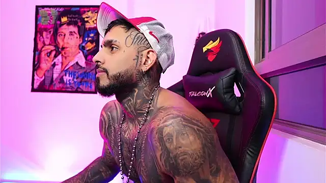 Snapshot of logan_hugh8 chatting on 18, 10, 2025 logan hugh8 online show from 18, 10, 2025