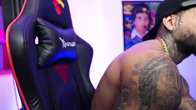 Snapshot of logan_hugh8 chatting on 16, 12, 2025 logan hugh8 online show from 16, 12, 2025