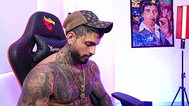 Snapshot of logan_hugh8 chatting on 17, 11, 2025 logan hugh8 online show from 17, 11, 2025