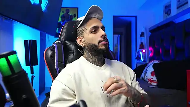 Snapshot of logan_hugh8 chatting on 2, 2, 2026 logan hugh8 online show from 2, 2, 2026