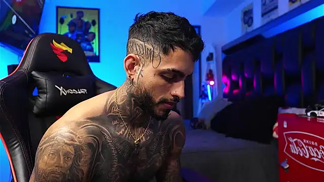 Snapshot of logan_hugh8 chatting on 14, 1, 2026 logan hugh8 online show from 14, 1, 2026