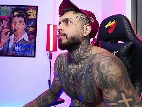 Snapshot of logan_hugh8 chatting on 4, 11, 2025 logan hugh8 online show from 4, 11, 2025