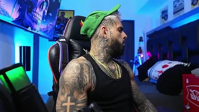 Snapshot of logan_hugh8 chatting on 10, 2, 2026 logan hugh8 online show from 10, 2, 2026