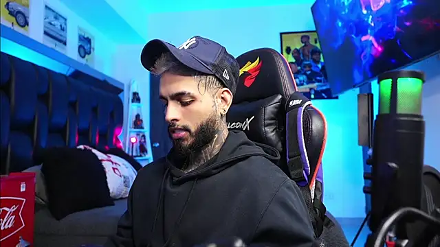 Snapshot of logan_hugh8 chatting on 24, 2, 2026 logan hugh8 online show from 24, 2, 2026