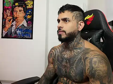 Snapshot of logan_hugh8 chatting on 21, 10, 2025 logan hugh8 online show from 21, 10, 2025