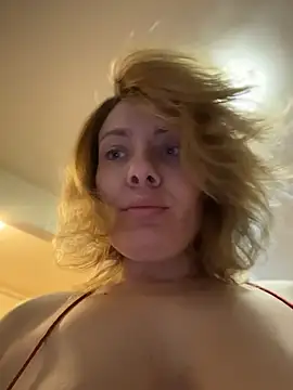 Snapshot of emmasweett11 chatting on 12, 4, 2026 emmasweett11 online show from 12, 4, 2026
