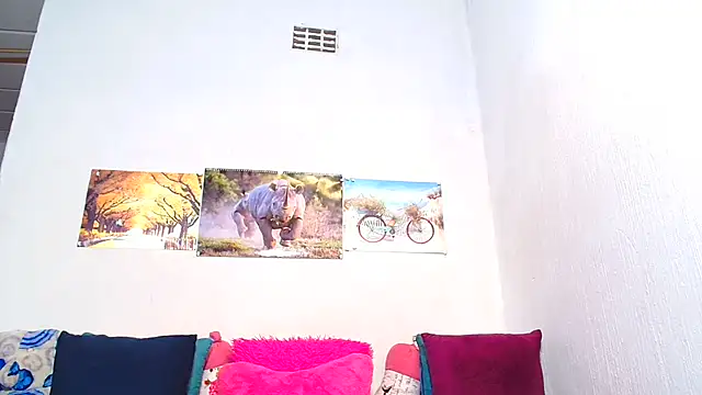 Snapshot of LoloQueen5 chatting on 9, 9, 2025 LoloQueen5 online show from 9, 9, 2025