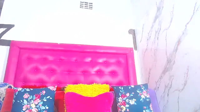 Snapshot of LoloQueen5 chatting on 8, 6, 2026 LoloQueen5 online show from 8, 6, 2026