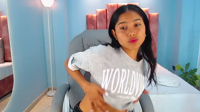 Snapshot of Milaa_Star_ chatting on 12, 11, 2025 Milaa Star online show from 12, 11, 2025