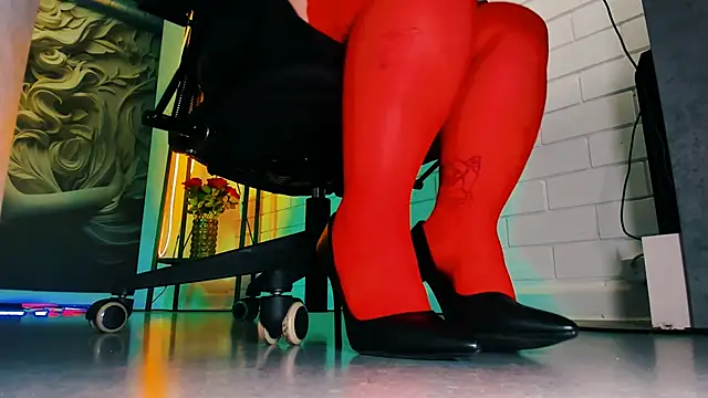 Snapshot of SladaDell chatting on 7, 10, 2025 SladaDell online show from 7, 10, 2025