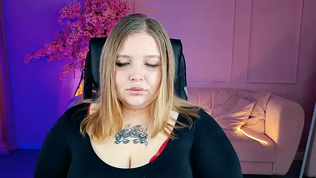 Snapshot of SladaDell chatting on 28, 11, 2025 SladaDell online show from 28, 11, 2025