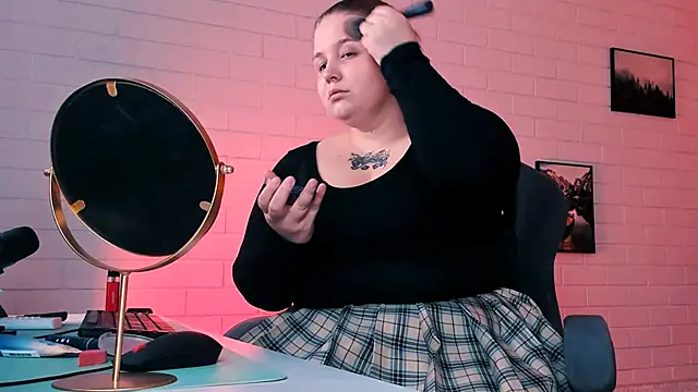 Snapshot of SladaDell chatting on 7, 11, 2025 SladaDell online show from 7, 11, 2025